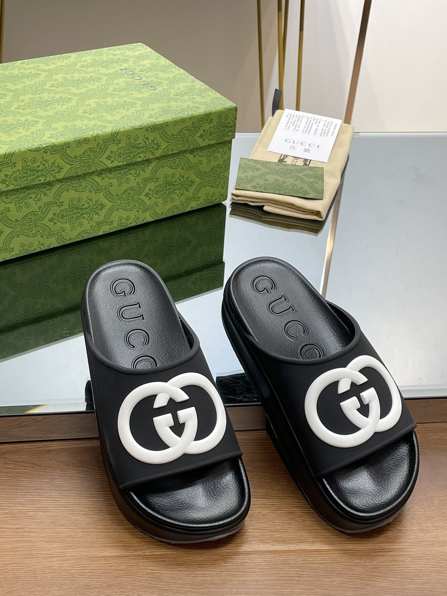 G*u*i slippers