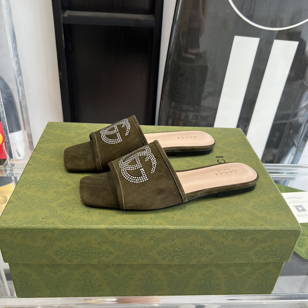 G*u*i slippers